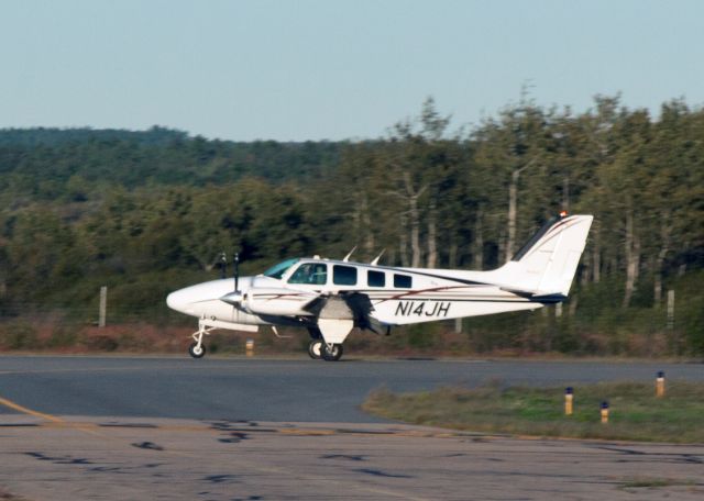 Beechcraft Baron (58) (N14JH) - Landing RW35.