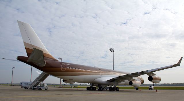 Airbus A340-600 (M-IABU)