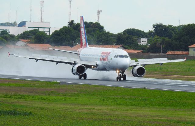 Airbus A320 (PT-MZJ)