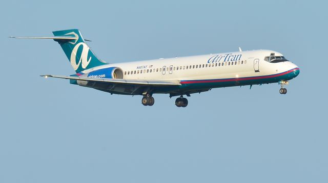 Boeing 717-200 (N607AT) - AirTran Boeing 717-200 N607AT on short final to KRDU Runway 23L on 9/12/2014.