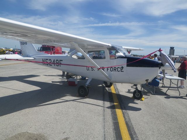 Cessna Skyhawk (N5249F) - On display at Thunder in the Valley air show in Waterloo, IA (KALO). 8.27.11