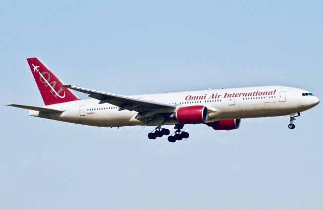 Boeing 777-200 (N819AX)