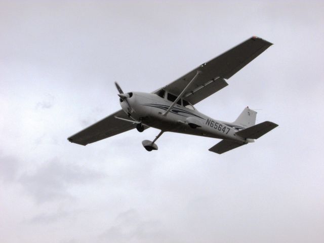 Cessna Skyhawk (N65647) - Landing on RWY 24