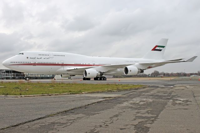 Boeing 747-400 (A6-HRM)