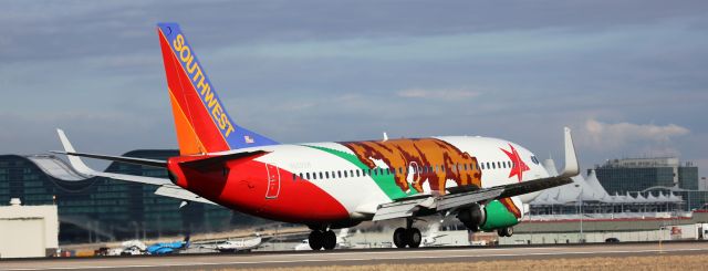 BOEING 737-300 (N609SW) - Landing on 35L.