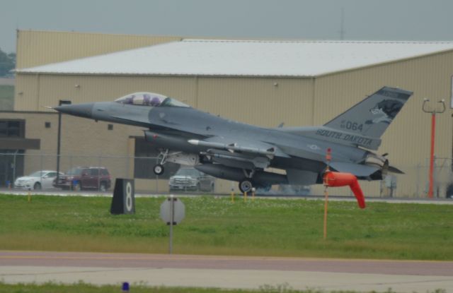 Lockheed F-16 Fighting Falcon (N89064) - 89-064 of the 114FW in Sioux Falls SD landing on Runway 21 on 08-14-2013