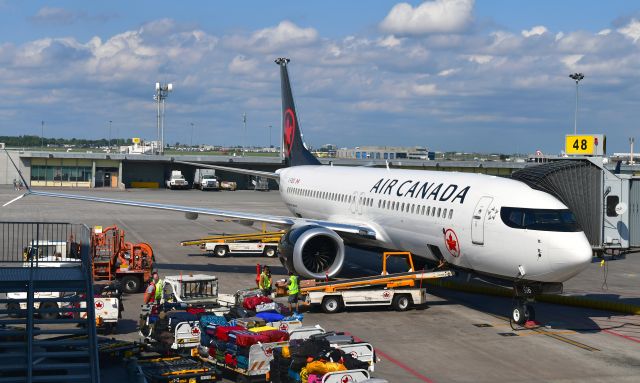 Boeing 737-800 (C-FSEQ) - Air Canada Boeing 737-8 MAX C-FSEQ in Montréal 