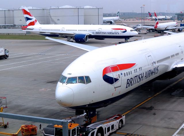 Boeing 777-200 (G-YMMG) - The new and the old markings, prefer the whiter new colors + crown near titles on MG