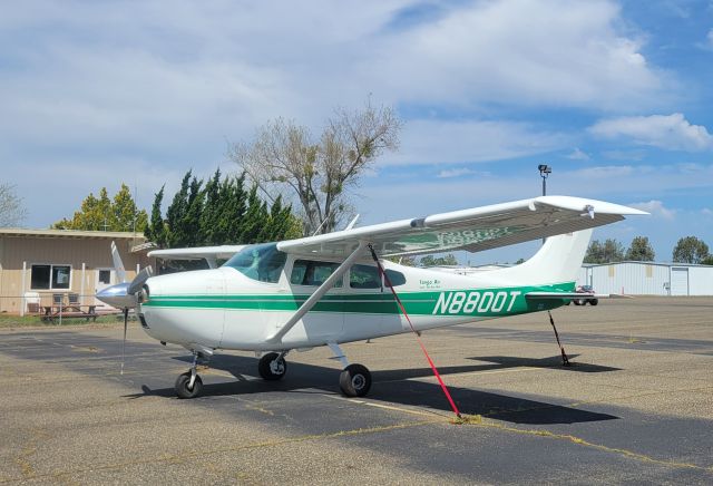 Cessna Skylane (N8800T)