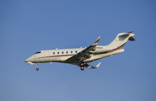 Canadair Challenger 350 (N798QS) - Rwy 20R arrival @KDPA.