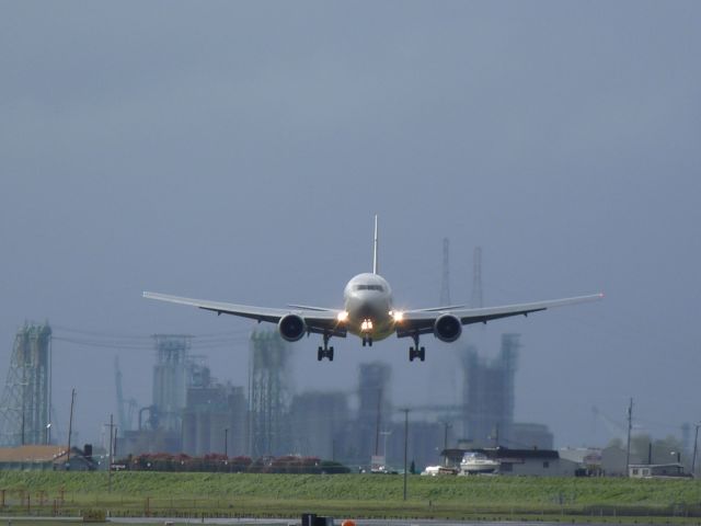 BOEING 767-300 (N310UP) - Im at least 300 ft south of 10R about half way down the runway. UPS is fighting a steady 40kt crosswind. He is pointed right at me doglegging it to the runway. He made a great landing by-the-way. 04-05-2010