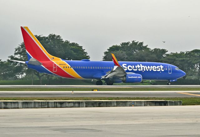 Boeing 737-800 (N8665D)