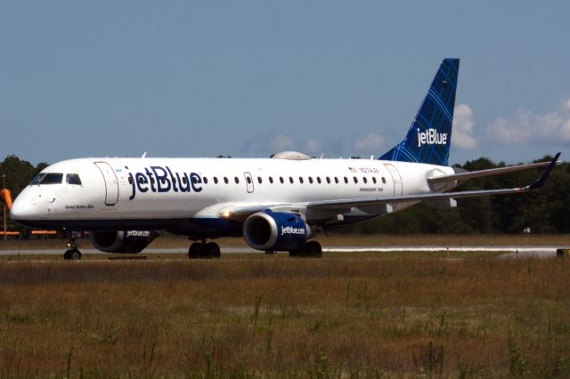 Embraer ERJ-190 (N274JB) - Jet Blue E190 arriving to HYA from JFK on 7/24/21 operating its seasonal summer service. 