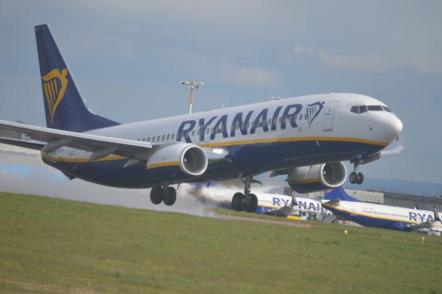 Boeing 737-700 (EI-FOH) - Departing EMA as FR9406 to IBZ