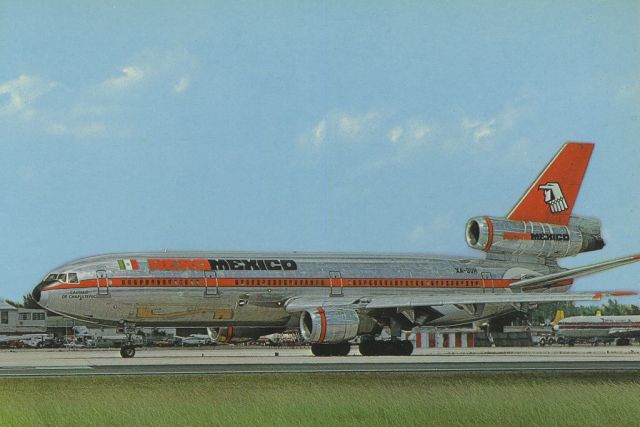 McDonnell Douglas DC-10 (XA-DVH) - scanned from postcardbr /aeromexico