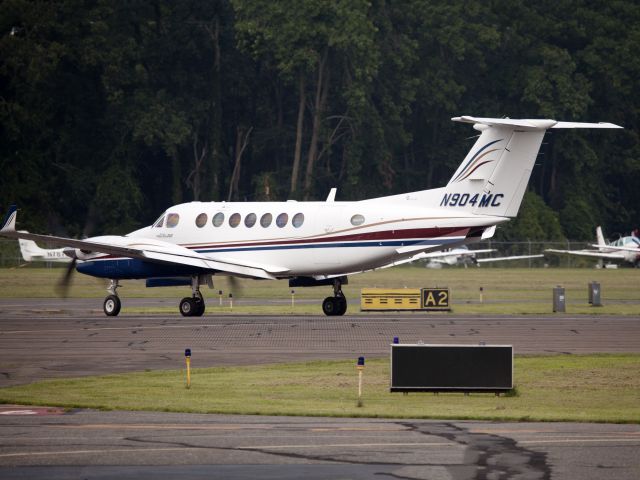 Beechcraft Super King Air 350 (N904MC) - Taxiing right off runway 26 into taxiway A and then back to the Reliant base.