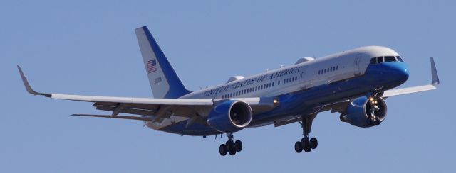 Boeing 757-200 (N9004)