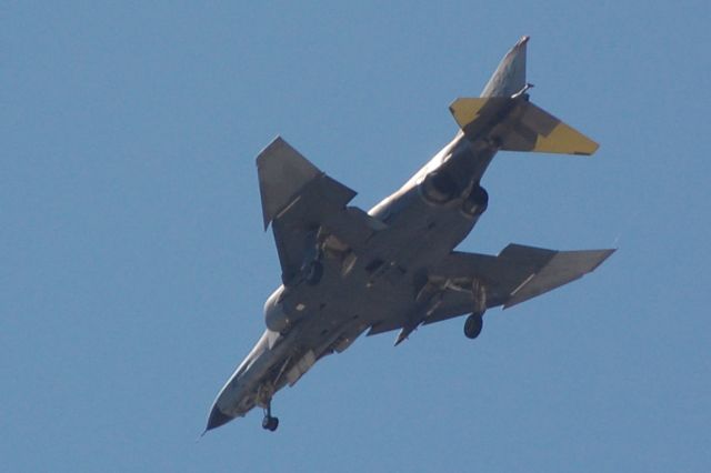 McDonnell Douglas F-4 Phantom 2 — - Final Rwy 12 KDMA