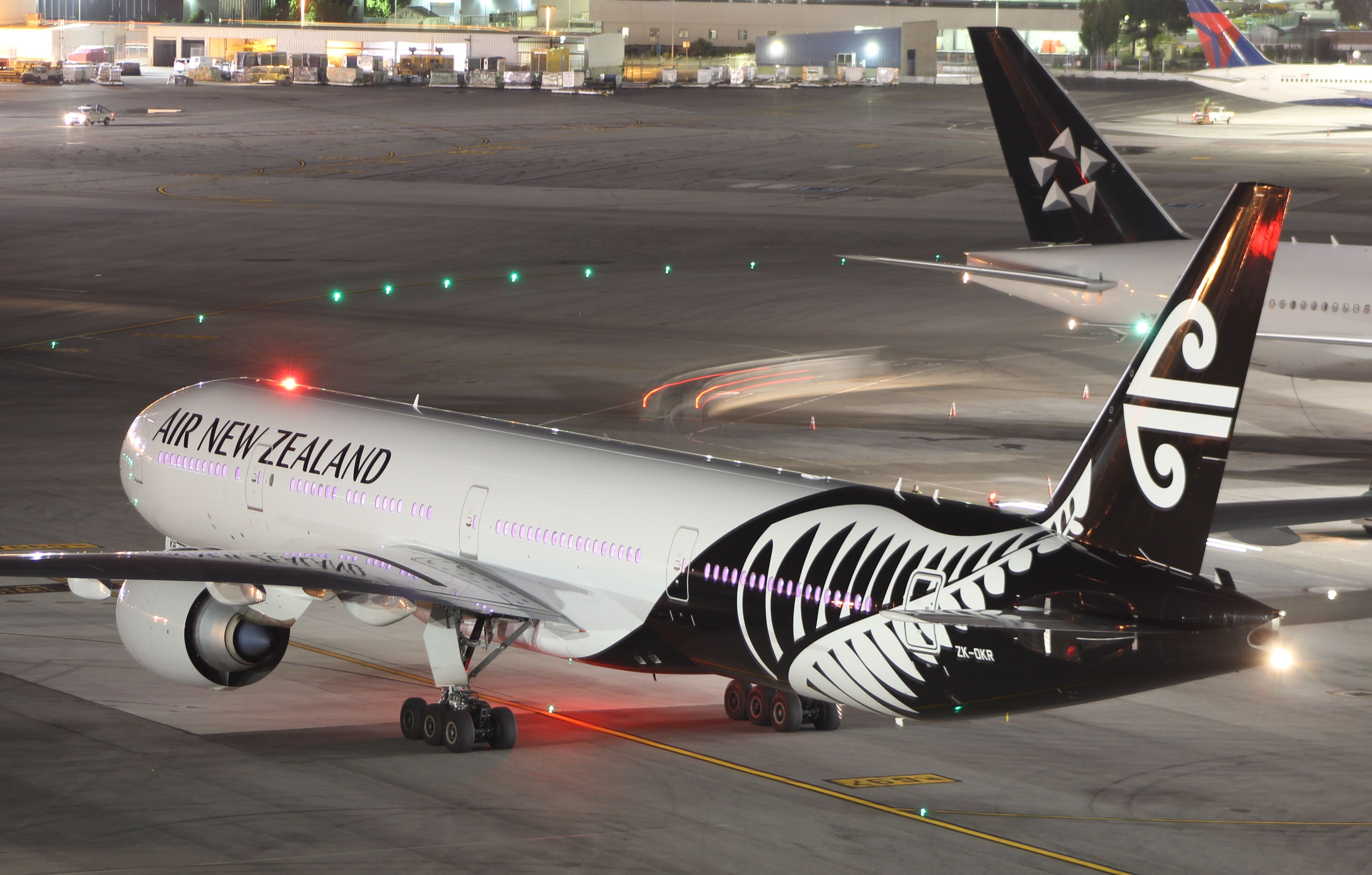 BOEING 777-300ER (ZK-OKR)