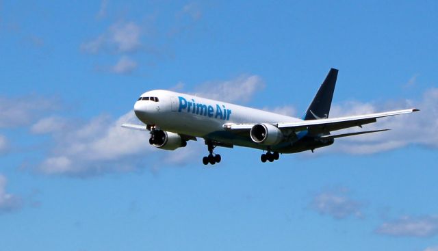 BOEING 767-300 (N359AZ) - On final is this 1988 Prime Air Boeing 767-323ER in the Autumn of 2020.