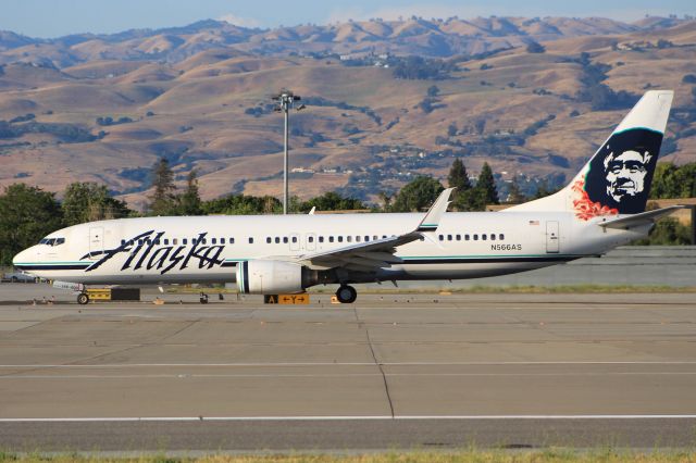 Boeing 737-800 (N566AS)