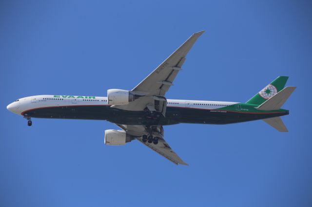 BOEING 777-300ER (B-16726)