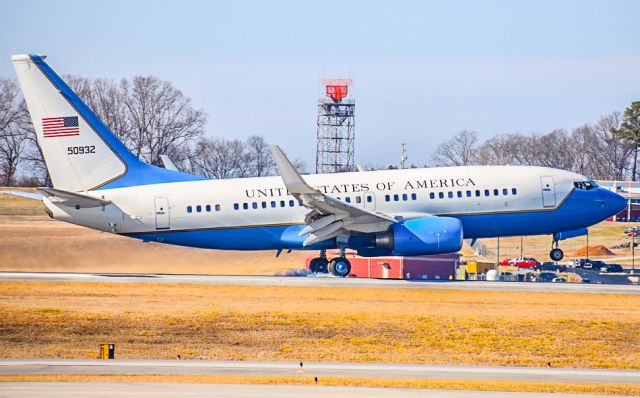 Boeing 737-700 (05-0932) - AVLON34 bringing life to the runway on Feb 8, 2018.