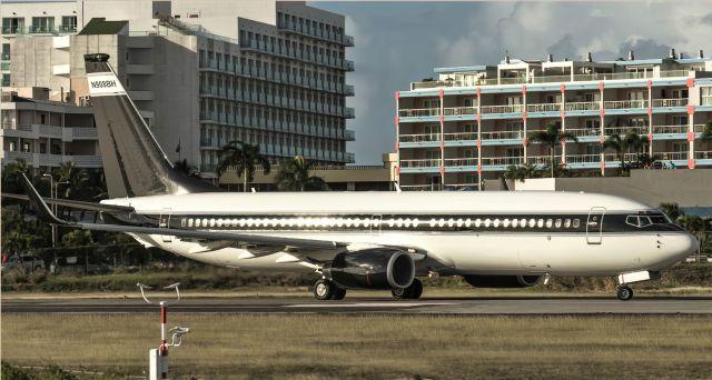 Boeing 737-800 (N908BH)