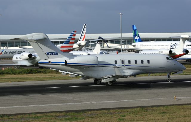 Bombardier Challenger 300 (N283B)