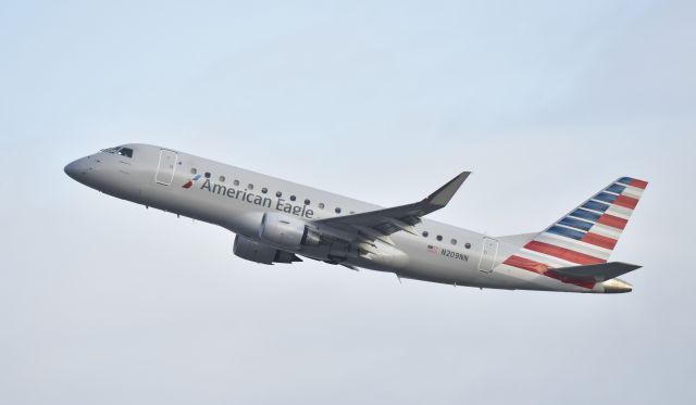 Embraer 170/175 (N209NN) - Departing LAX