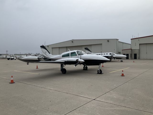 Cessna 310 (N2738B)