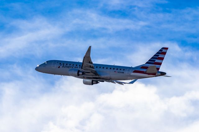 Embraer 175 (N256NN) - Envoy Air Embraer 175 taking off from PHX on 11/5/22. Taken with a Canon 850D and Tamron 70-200 G2 lens.