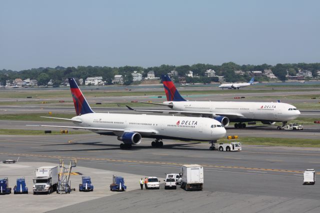 BOEING 767-400 (N836MH)