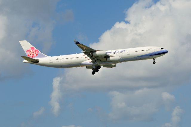 Airbus A340-300 (B-18802) - 2013/10/18