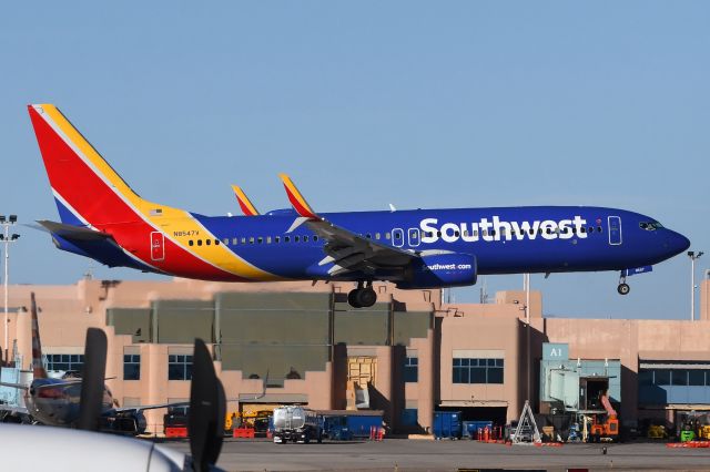 Boeing 737-800 (N8547V)