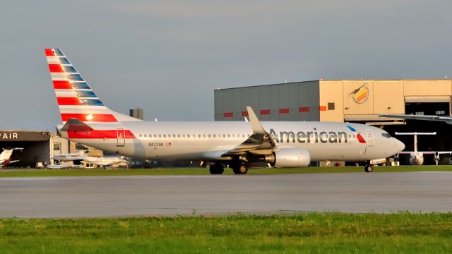 Boeing 737-800 (N822NN)