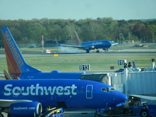 Boeing 737-700 (N7736A) - N7736A Buttering The Bread On 33 Left