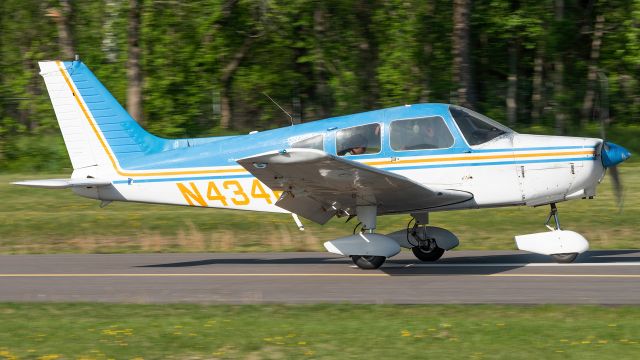 Piper Cherokee (N43460) - Too Fly N FRZ's newest addition to the school's fleet, N43460 slowing down on College Park Airport's runway 15 after getting maintenanced in Potomac for a few weeks. Welcome to the family!