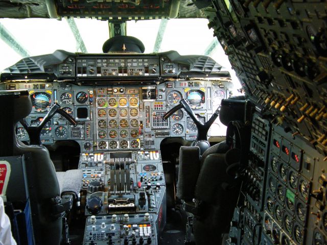 Aerospatiale Concorde (G-BOAF) - G-BOAF.IN THIS PICTURE OF FLIGHT DECK AND WHAT A BEAUTIFUL PICTURE IT IS AND SEE THE DESIGN OF FLIGHT CONTROLS THEN COMPARED TO FLY BY WIRE NOW.