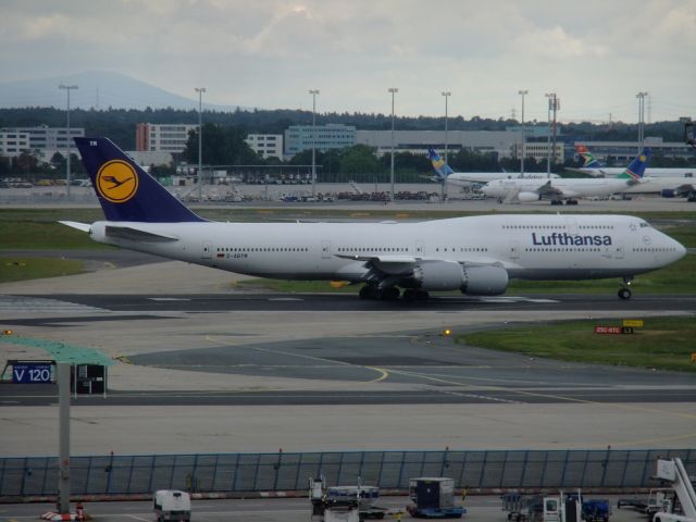 BOEING 747-8 (D-ABYM) - B747-8 der Lufthansa mit der Reg D-ABYM auf Startposition, fotografiert am 24.05.2014 von der Besucherterrasse T2 des Airport FRA. Im Hintergrund u.a. A330-200 V5-ANO der Air Namibia.