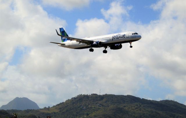 Airbus A321 (N984JB)