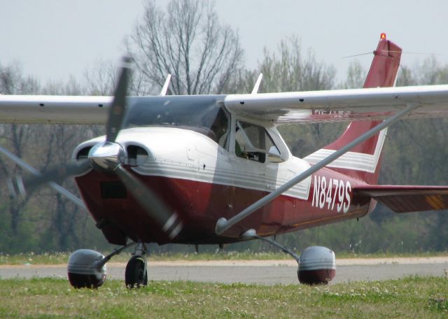 Cessna Skylane (N8479S) - Taxiing to runway 14 on taxiway Foxtrot at the Shreveport Downtown airport.