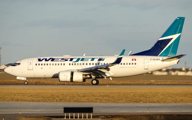 Boeing 737-700 (C-GLWS)