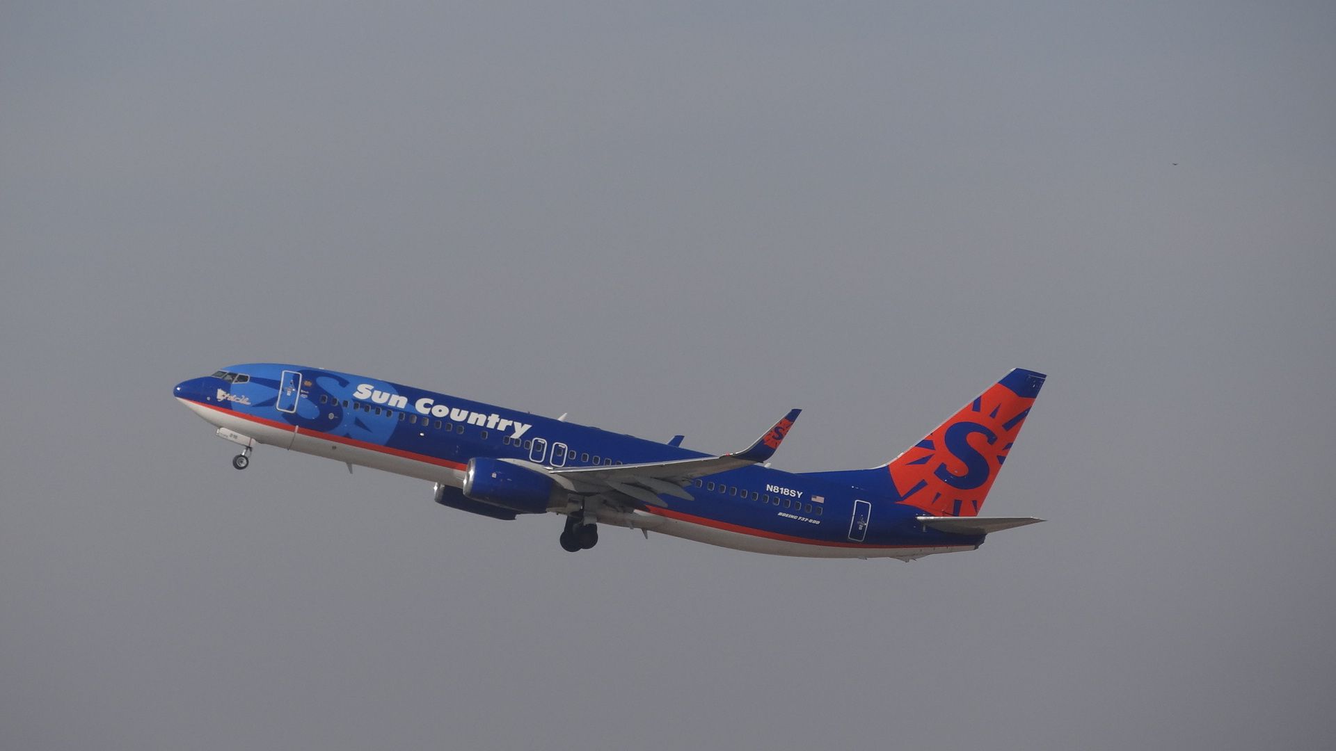 Boeing 737-800 (N818SY) - N818SY rocketing out of KMSP on runway 17.