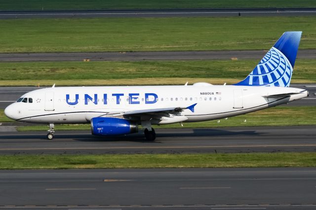 Airbus A319 (N880UA)