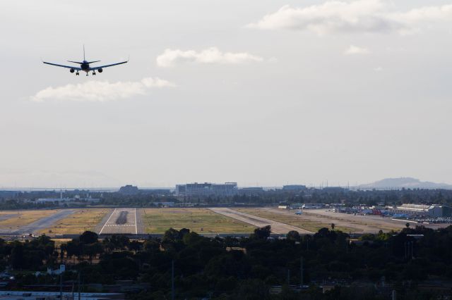 BOEING 767-300 (N592HA)