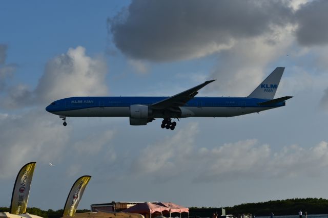 Boeing 777-200 (PH-BVB) - Landing Aruba Reina Beatrix runway 11