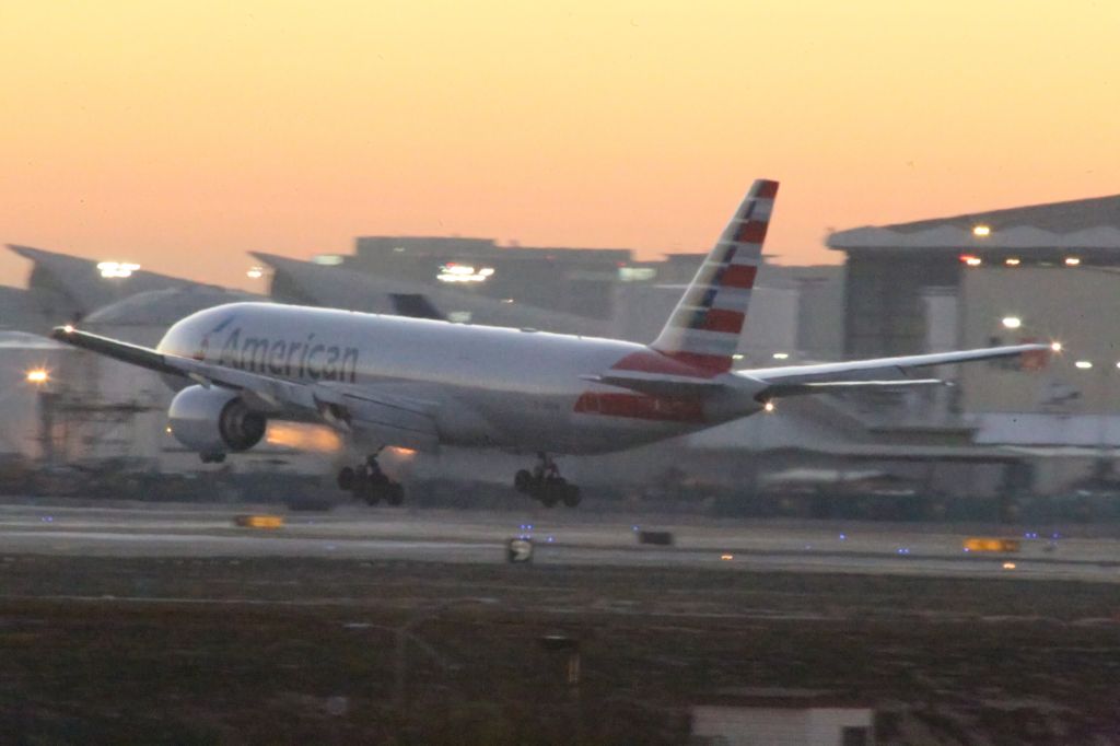 Boeing 777-200 —