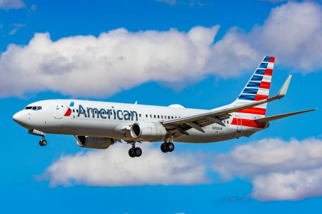 Boeing 737-800 (N958AN) - An American Airlines 737-800 landing at PHX on 2/28/23. Taken with a Canon R7 and Canon EF 100-400 L ii.