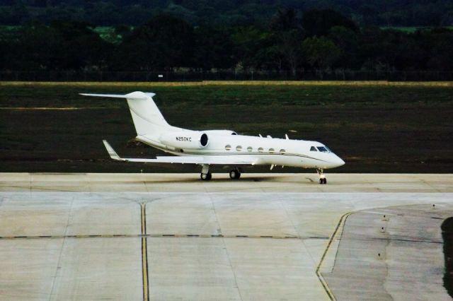 Gulfstream Aerospace Gulfstream IV (N250KC) - THIS GLF4 TAXING TO THE VIP GATE AT MDLR AIRPORT!